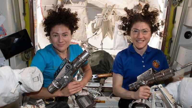 Astronautas da NASA fazem primeira caminhada espacial só com mulheres da história-0