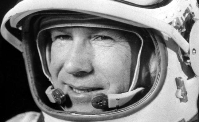 Russo Aleksei Leonov faz a primeira caminhada no espaço-0