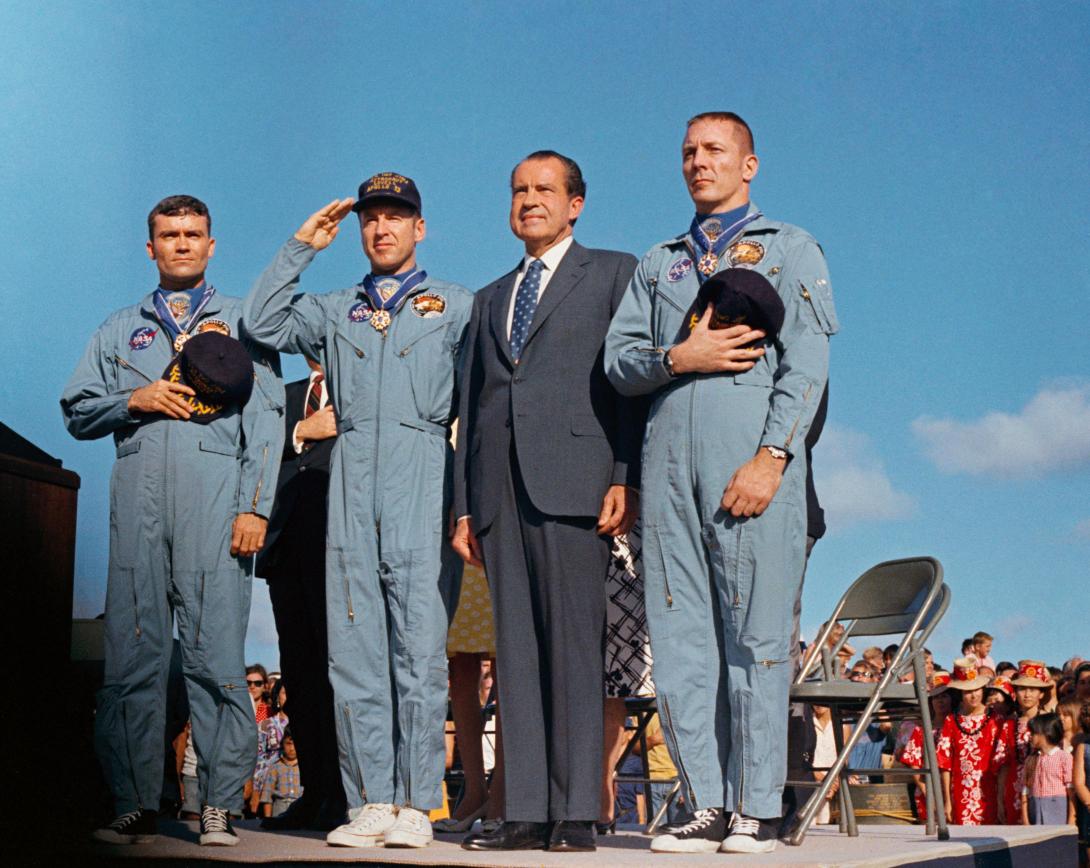Após tensão no espaço, astronautas da Apollo 13 retornam para a Terra são e salvos-0