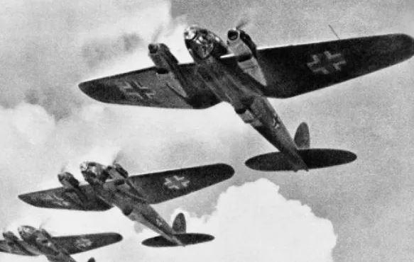Alemães bombardeiam Paris na Segunda Guerra-0