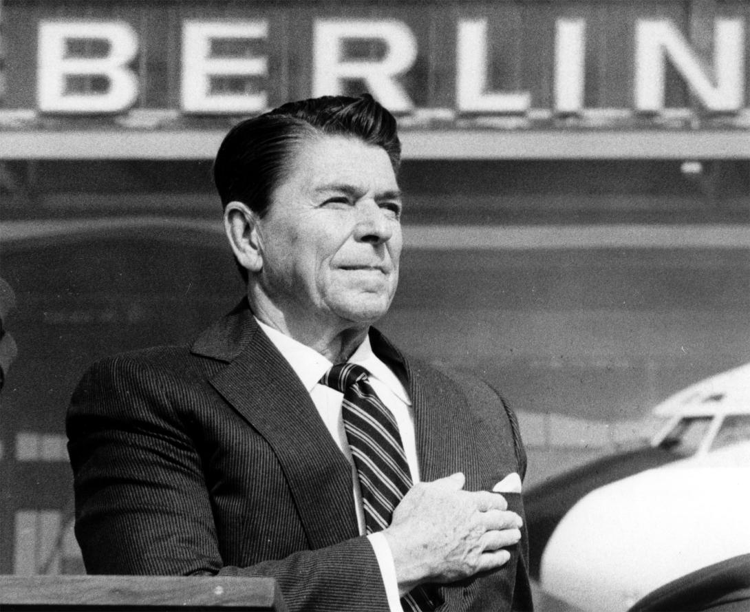 Reagan desafia Gorbachev a derrubar o Muro de Berlim-0