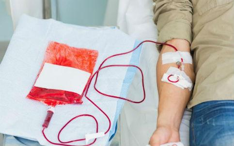 É realizada a primeira transfusão de sangue -0