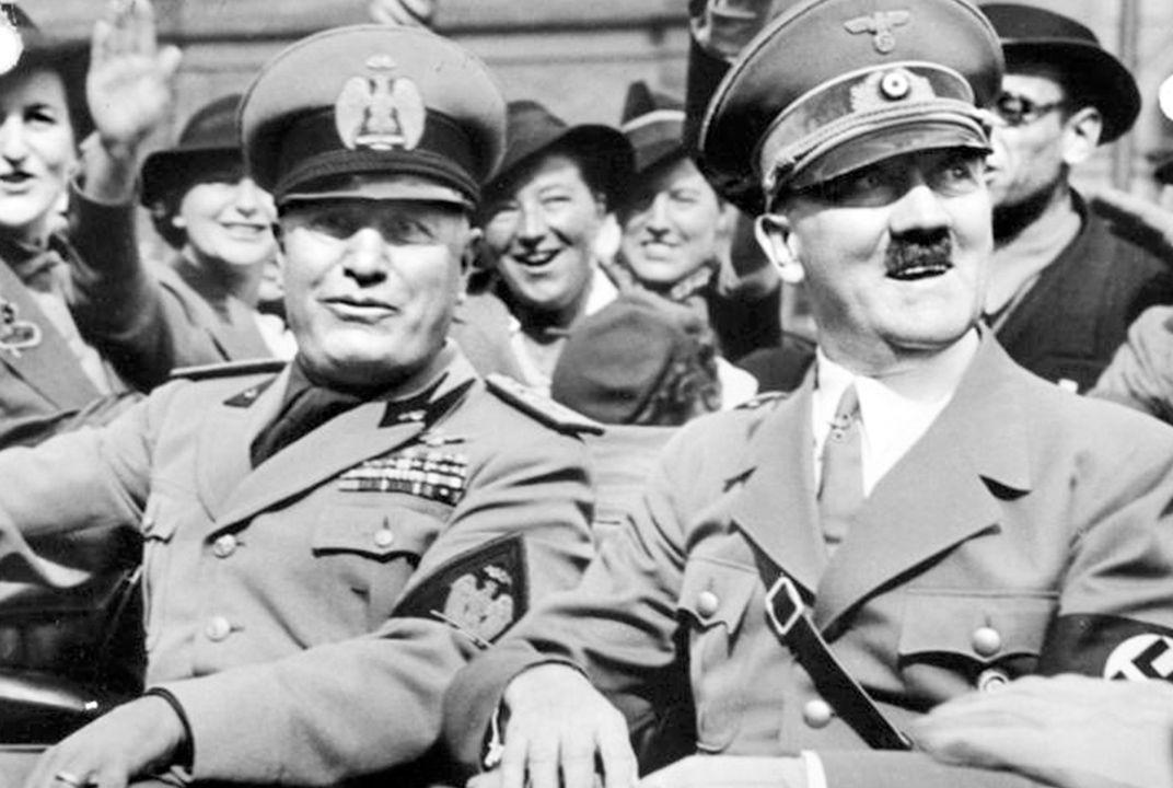 Hitler e Mussolini se encontram em Munique-0
