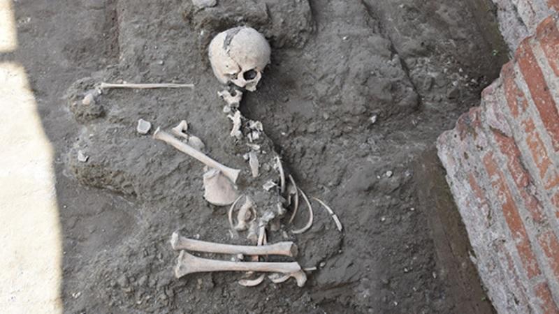 Encontrado em Pompeia esqueleto de criança que tentou se esconder em banho público-0