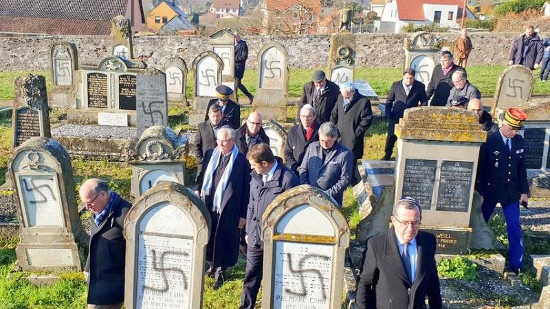 Mais de cem túmulos são pichados com suásticas em cemitério judaico na França-0