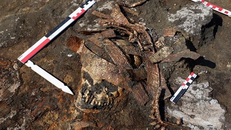Esqueletos de três gerações de guerreiras são encontrados em cova milenar na Rússia-0