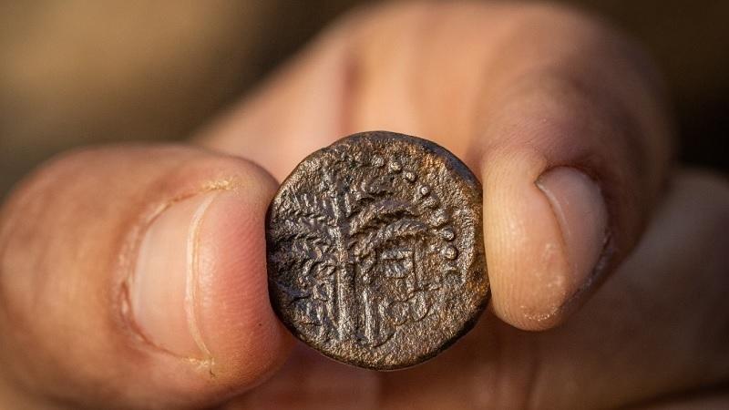 Arqueólogos encontram moeda rara que celebra revolta de judeus contra o Império Romano-0