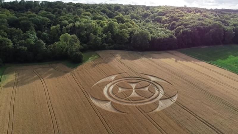 Círculo com símbolo misterioso aparece em plantação de trigo na França-0