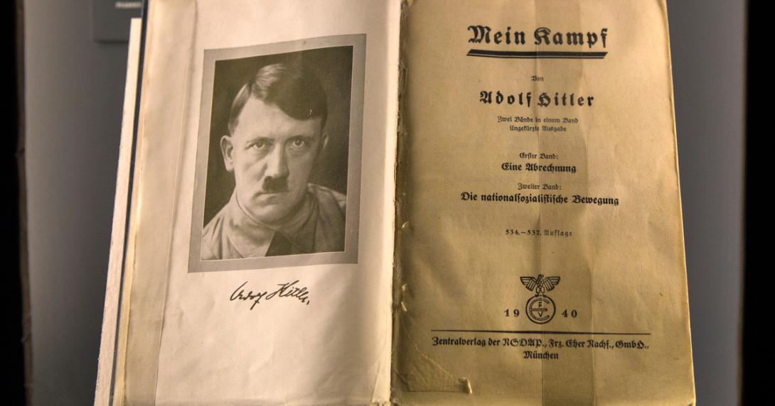 Hitler publica o manifesto Mein Kampf-0