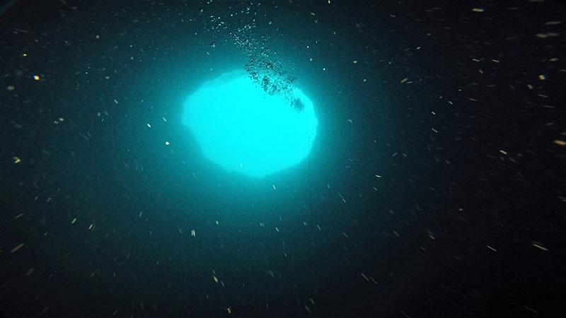 Pesquisadores se preparam para explorar misterioso buraco azul no fundo do mar-0