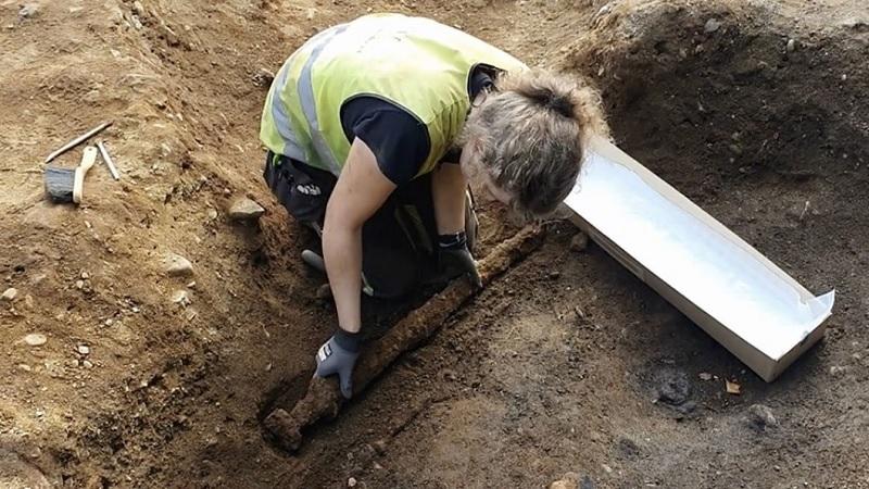 Arqueólogos encontram espada viking milenar no túmulo de um guerreiro na Noruega-0
