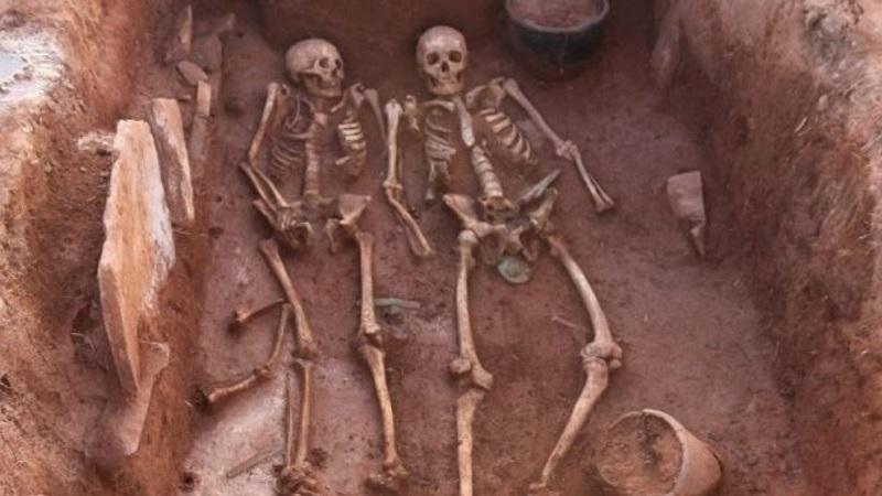 Pesquisadores encontram esqueletos de casal de guerreiros de 2500 anos na Sibéria-0