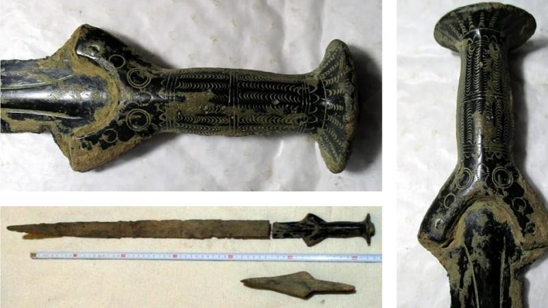 Homem encontra espada de 3300 anos ao procurar cogumelos na República Tcheca-0