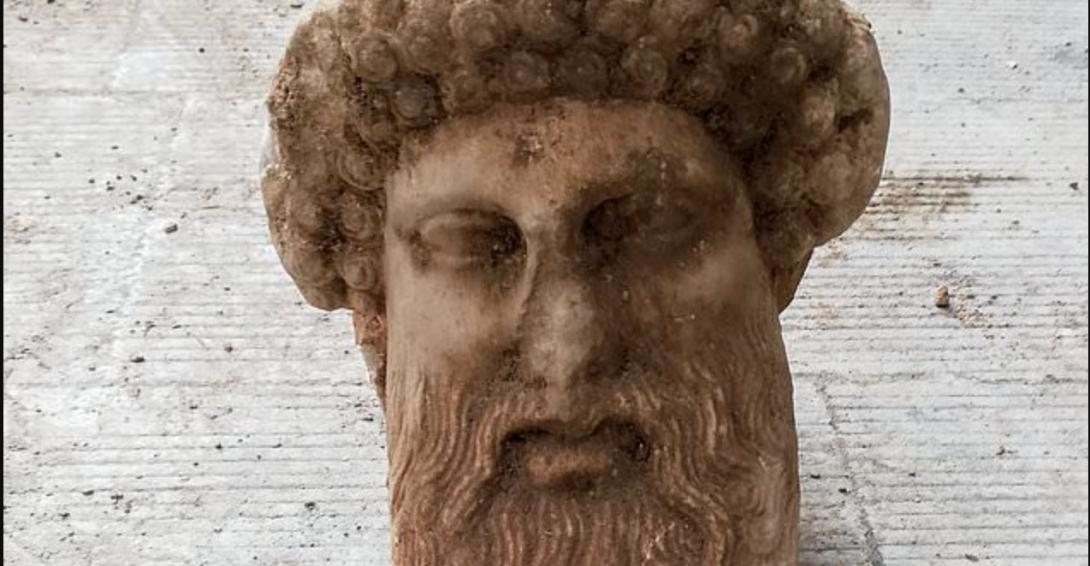 Busto de 2300 anos do deus grego Hermes é encontrado no esgoto em Atenas-0