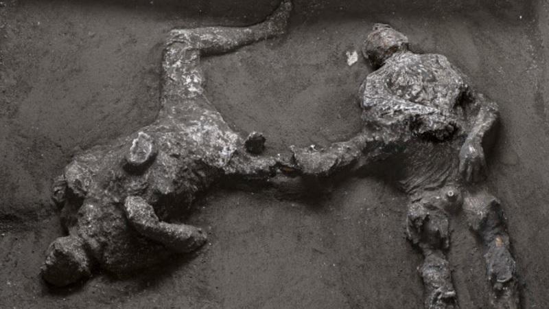 Encontrados restos mortais de mestre e escravo que morreram juntos em Pompeia-0