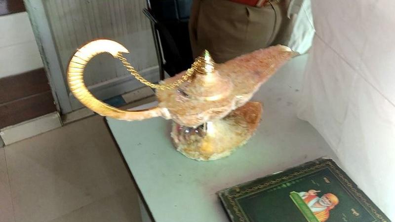Golpistas são presos ao venderem "lâmpada de Aladim" por R$ 500 mil a médico na Índia-0