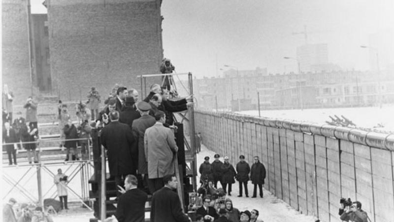 Muro de Berlim é aberto pela primeira vez-0