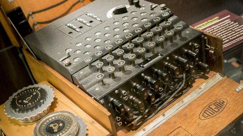 Máquina de criptografia nazista Enigma é encontrada por mergulhadores no Mar Báltico-0