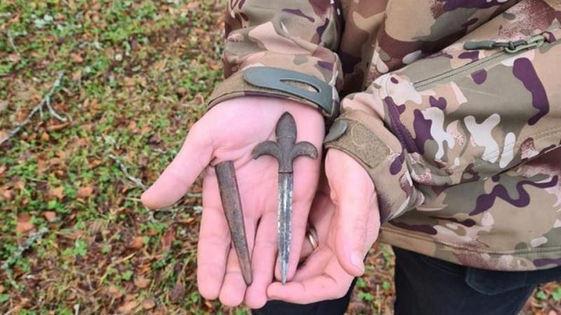 Caçador de tesouros amador encontra faca medieval ao usar detector de metais na Escócia-0