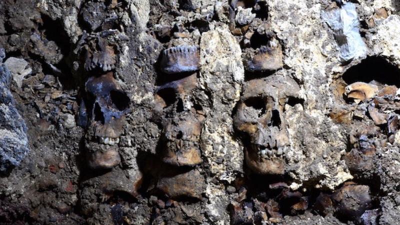Arqueólogos mexicanos encontram torre com 119 crânios humanos em altar asteca-0