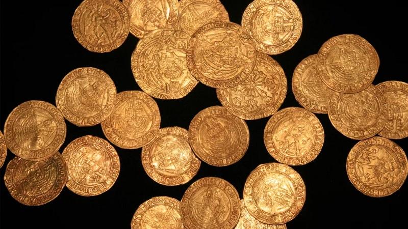 Família encontra moedas de ouro do século XVI enquanto capinava quintal na Inglaterra-0