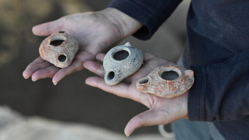 Arqueólogos encontram oficina de lâmpadas a óleo de 1700 anos em Israel-0