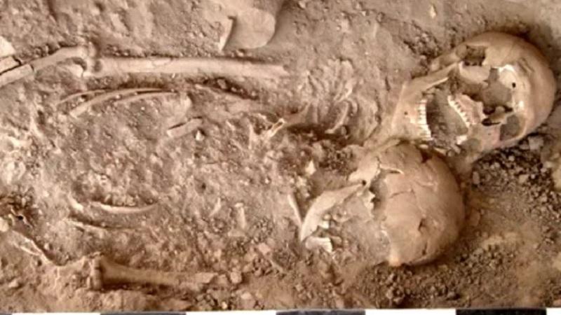 Arqueólogos tentam decifrar mistério de casal enterrado "de conchinha" há 3 mil anos-0