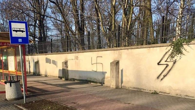 Cemitério judaico perto do Memorial de Auschwitz é vandalizado com símbolos nazistas-0