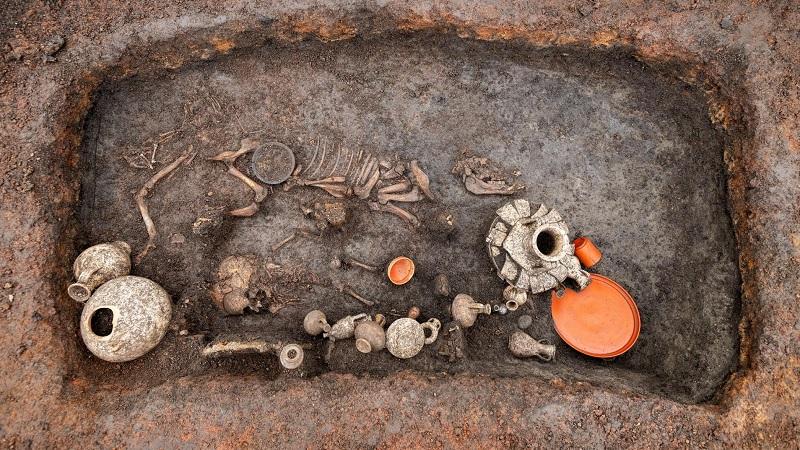 Encontrados restos mortais de criança enterrada com cachorro de estimação há 2 mil anos-0