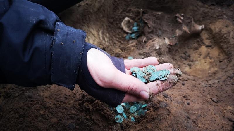 Encontradas 7 mil moedas de prata da Idade Média enterradas em fazenda na Hungria-0