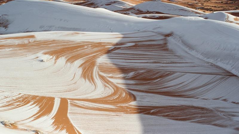 Neve na Argélia muda a paisagem do deserto do Saara -0