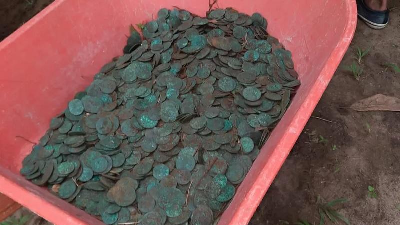 Polícia investiga "caçadores de tesouros" que retiraram moedas do século XIX de quintal no Pará-0