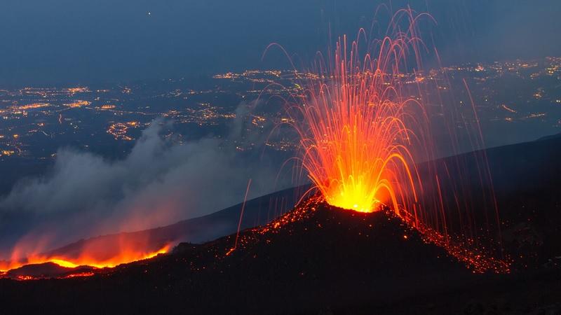 Mais ativo vulcão da Europa, Etna entra em erupção na Itália-0