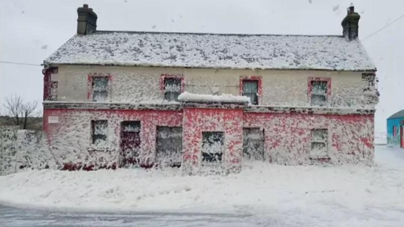 Não é neve! Fenômeno meteorológico pinta de branco cidade na Irlanda-0