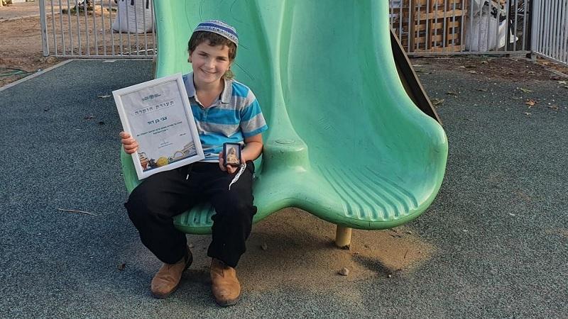 Menino de 11 anos encontra amuleto do período bíblico em Israel-0