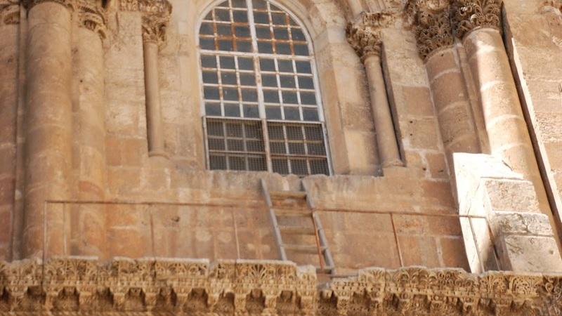 Por que uma escada da Igreja do Santo Sepulcro não é movida há 3 séculos?-0