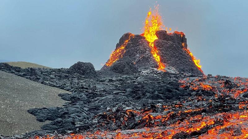 Drone registra vídeo impressionante de erupção de vulcão na Islândia-0