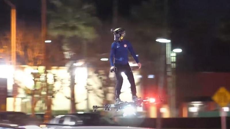 Vídeo incrível mostra homem andando de skate voador nos Estados Unidos-0