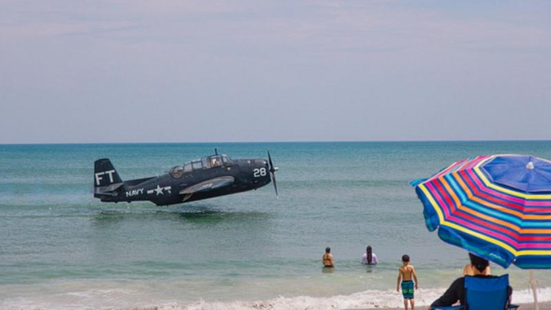 Susto: Avião da Segunda Guerra Mundial faz pouso de emergência em praia com turistas-0