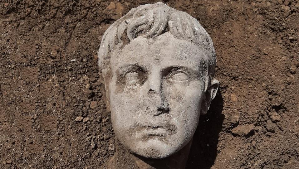 Cabeça de mármore de 2 mil anos do imperador Augusto é encontrada na Itália-0