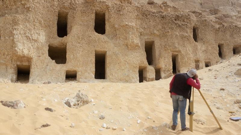 Descobertas 250 tumbas do Egito Antigo esculpidas na lateral de uma montanha-0