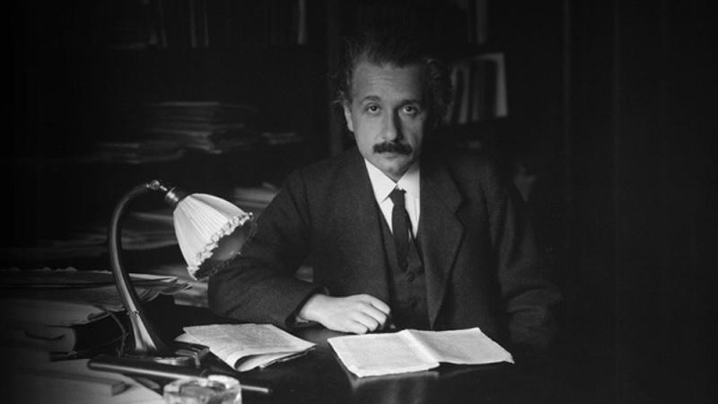 Carta de Einstein contendo a famosa fórmula E=mc2 é leiloada por valor milionário-0