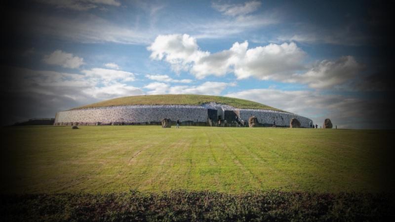 O enigma de Newgrange, construção mais antiga que as pirâmides do Egito-0