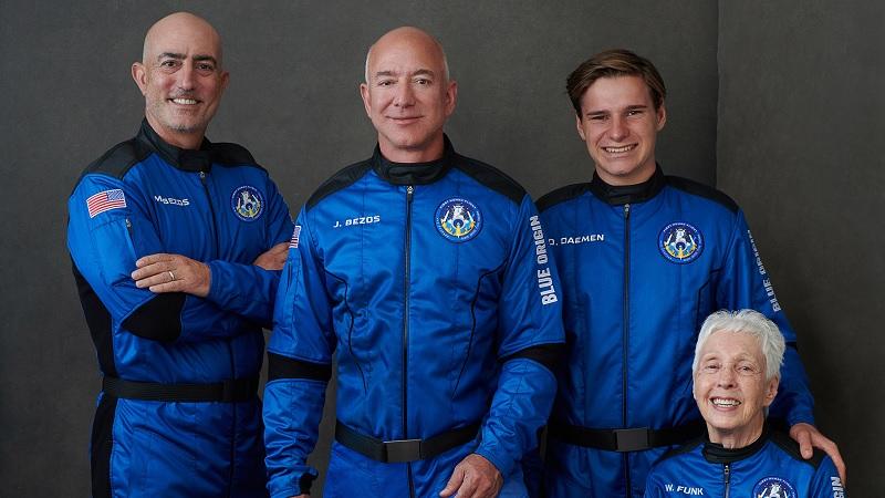Wally Funk se torna a pessoa mais velha no espaço ao embarcar em voo de Jeff Bezos-0