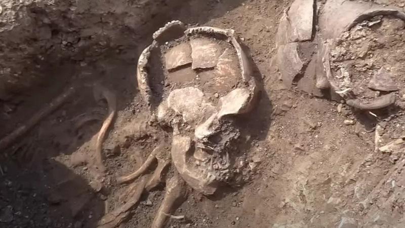 Esqueletos enterrados na Transilvânia com urnas misteriosas intrigam pesquisadores-0