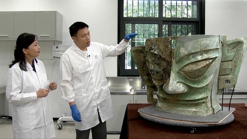 Gigantesca máscara de bronze de 3 mil anos é descoberta por arqueólogos na China-0