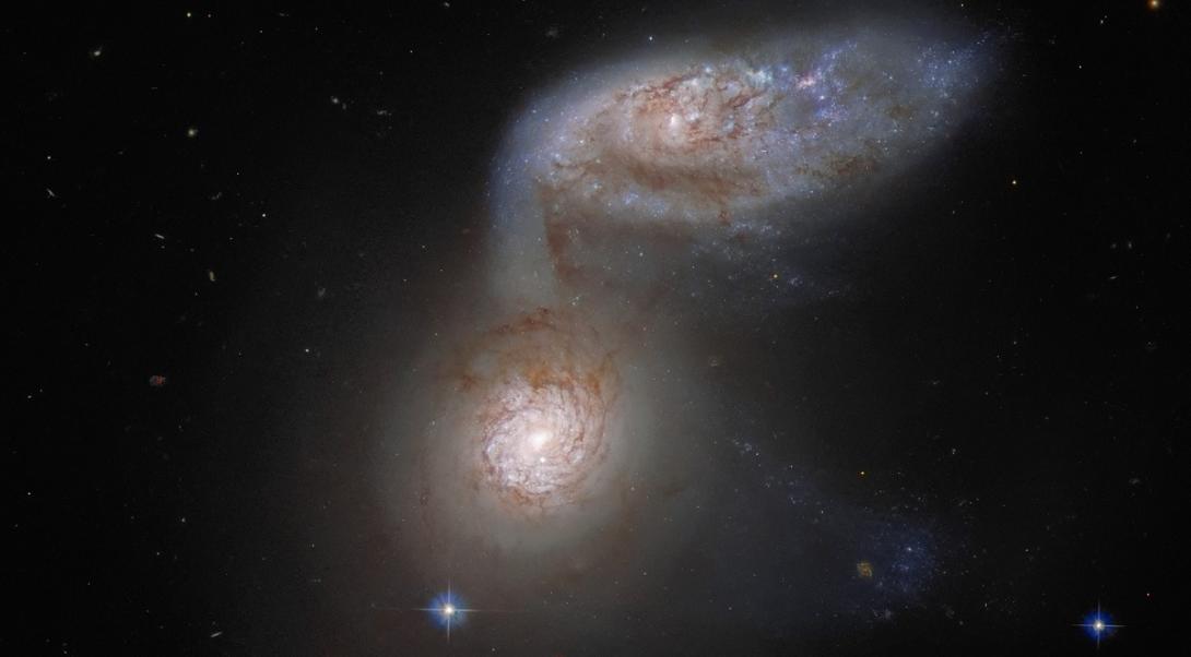 Hubble registra imagem de "perigosa dança" entre duas galáxias-0