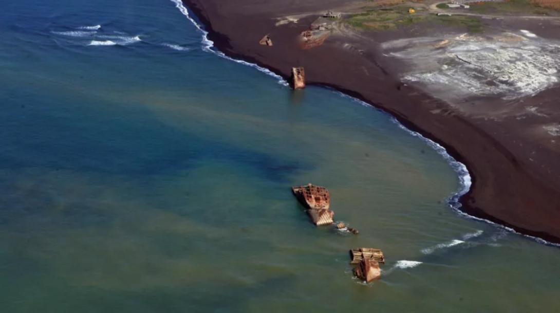 Navios-fantasma da Segunda Guerra vêm à tona após erupção vulcânica-0