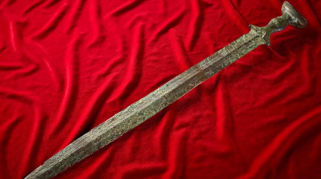 Vovô alemão descobre que guardava espada de três mil anos em casa-0