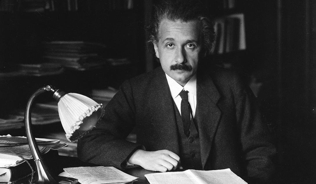 Manuscrito de Einstein sobre a teoria da relatividade é leiloado por preço recorde-0